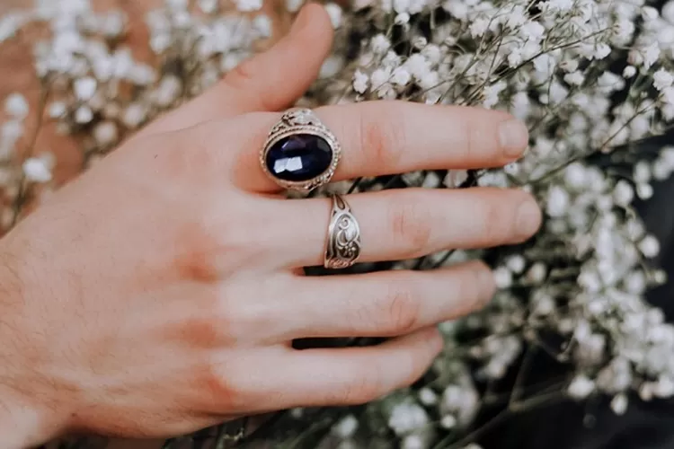 Ilustrasi aksesoris yang kerap mempercantik jemari wanita rupanya memiliki makna berbeda (pexel/cottonbrostudio)