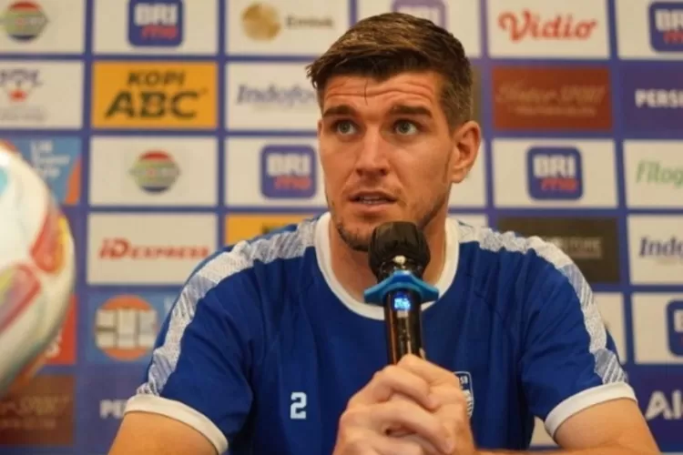 Bek Persib Bandung Nick Kuipers Memberikan Keterangan Dal Konferensi Pers Jelang Laga Melawan Persik Kediri, di Graha Persib, Sabtu (9/12/23). (persib.co.id)