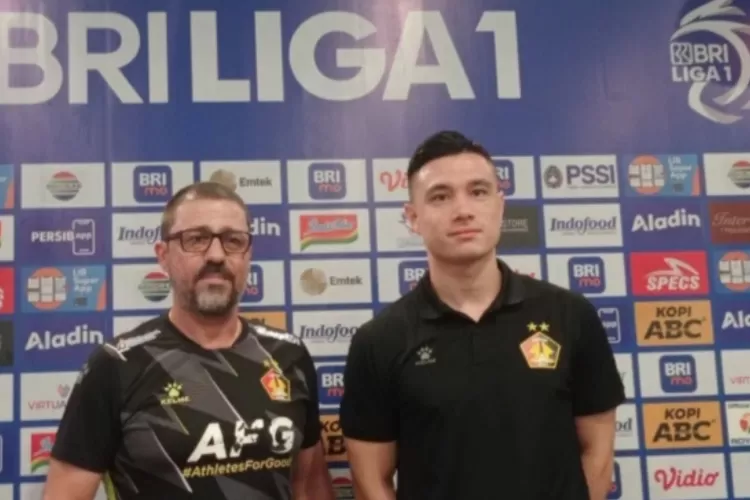 Pelatih Persik Marcelo Rospide Berfoto Bersama Perwakilan Pemain Dalam Sesi Jumpa Pers Jelang Pertandingan Melawan Persib Bandung. (persikfc.id)