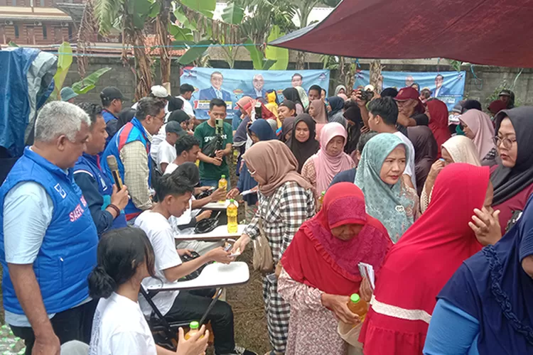 Ratusan Emak- emak Rela Antre Untuk Dapatkan Minyak Goreng Murah pada Bazar Minyak Goreng Murah Partai Demokrat (Bisnisbandung.com / Yuwana Kurniawan)