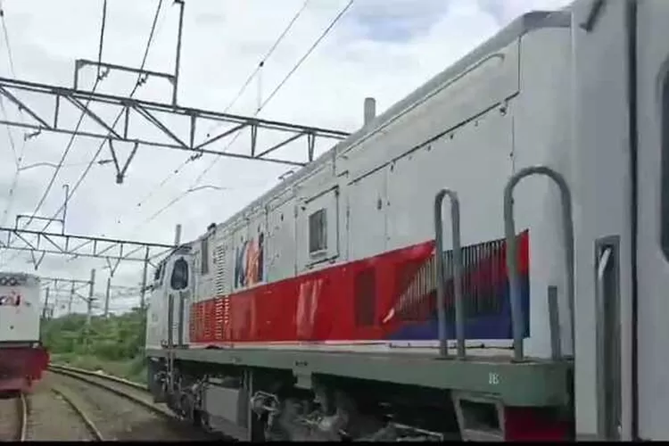 Seorang Railfans tewas tertabrak kereta usai membuat konten (dok. X @folkshittmedia)