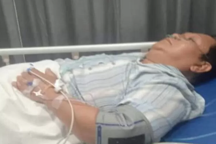 Foto yang diduga adalah Prabowo Subianto sedang terbaring sakit akibat kelelahan (Akun X @maskolaka)