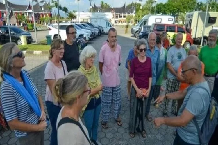 Lansia Jerman sedang berkunjung ke Indonesia (dok. Instagram/kgbjabar  )