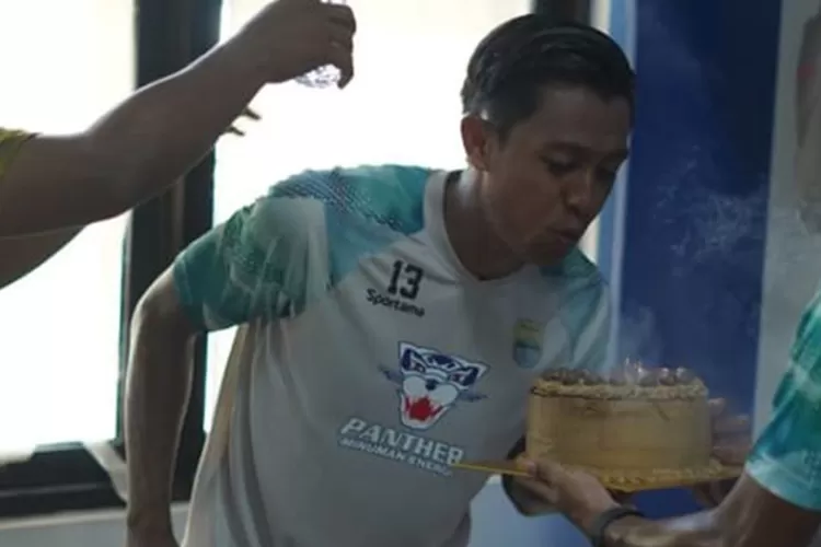 Pemain Persib Merayakan Ulang Tahun Febri Hariyadi Di Ruang Ganti. (persib.co.id)