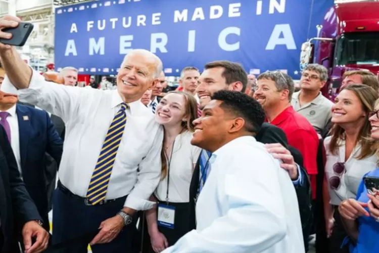 Joe Biden berselfie dengan para penggemarnya (dok. Instagram Joe Biden  )