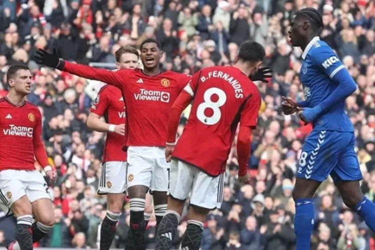 Momen Marcus Rashford Mencetak Gol Ke Gawang Everton (DOK. PREMIERLEAGUE.COM)