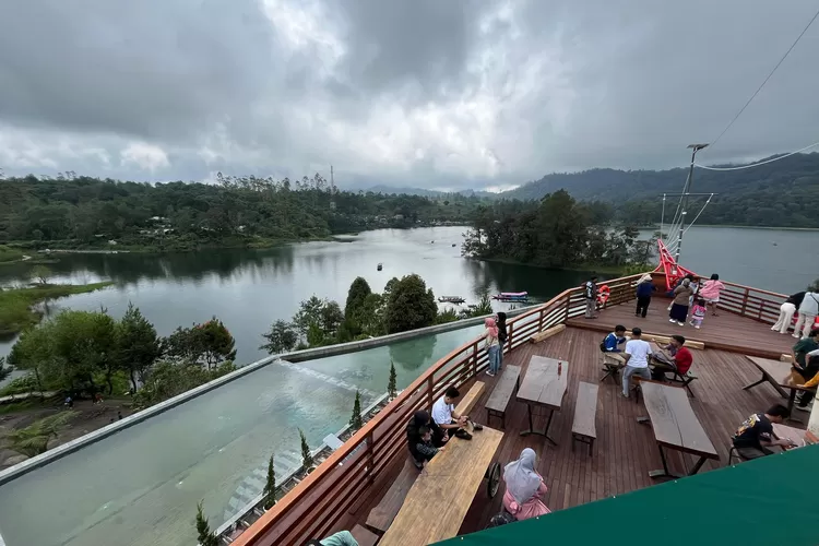 Wisatawan Menikmati Keindahan Alam Diatas Kapal Pinisi di Objek Wisata Glamping Lakeside, Rancabali, Kabupaten Bandung. (Bisnisbandung.com/ Yuwana Kurniawan)