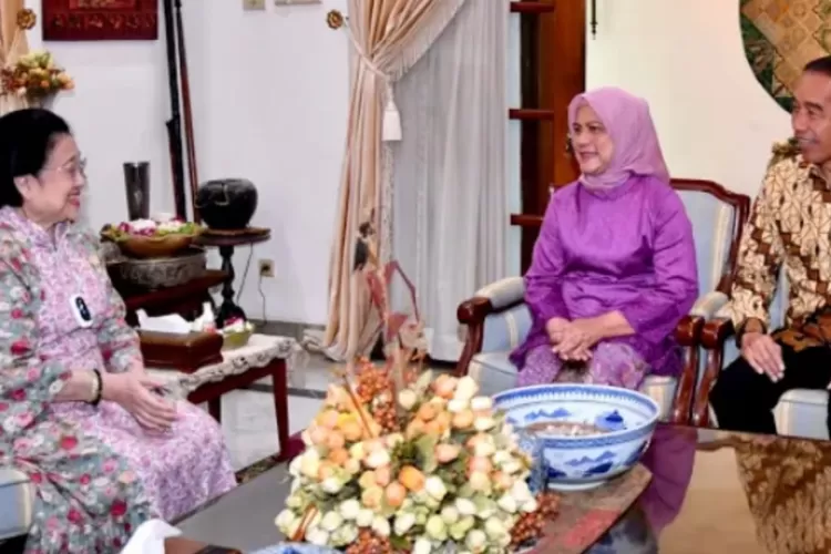 Foto kenangan ketika Megawati menyambangi kediaman Jokowi saat Idul Fitri tahun 2023 silam. (Tangkapan layar Youtube/Sekretariat Presiden)
