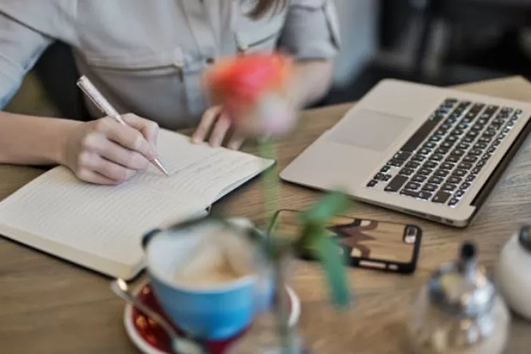 journaling (pexels/judit peter)