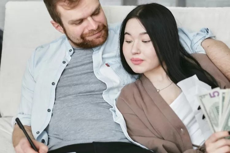 cara menabung dengan cepat bersama pasangan (Pexels/Mikhail Nilov)