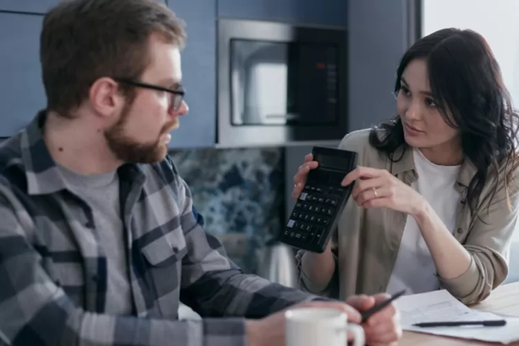 cara pintar menghemat uang bersama pasangan (Pexels/Mikhail Nilov)