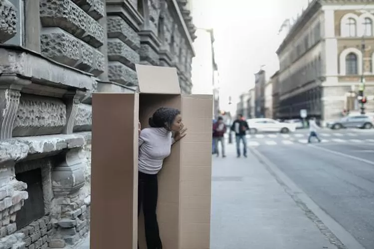 Introvert menerima energi dikeheningan (pexels/ Andrea Piacquadio)