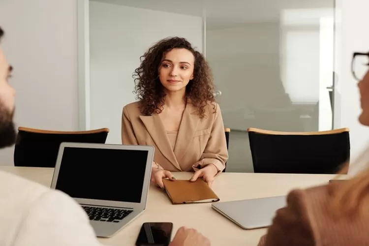 Berpenampilan yang baik saat Interview (pexels/Edmond Dantes  )