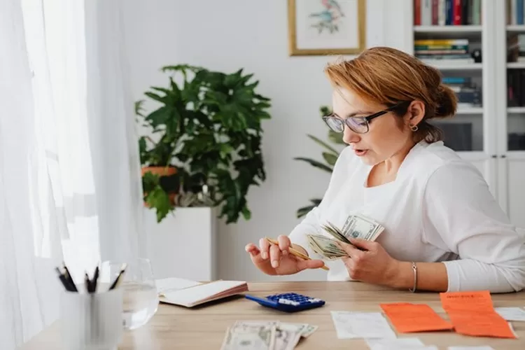 Ilustrasi Mengelola keuangan rumah tangga (pexels/Karolina Grabowska  )