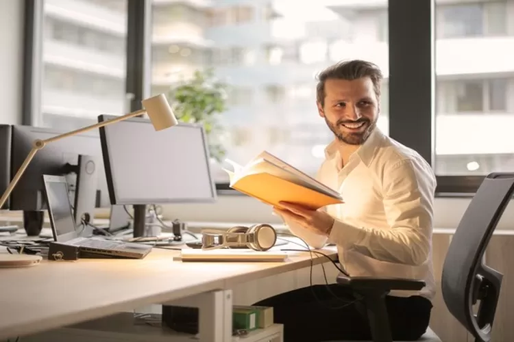 Bahagia ketika bekerja (pexels/ Andrea Piacquadio&nbsp;  )