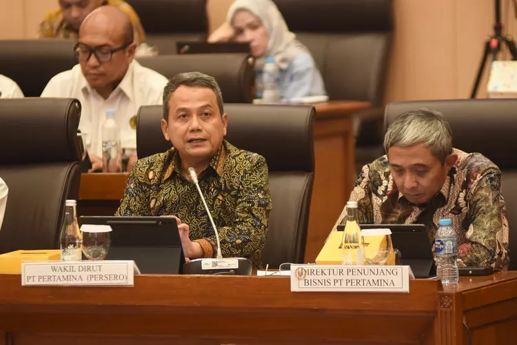 Wakil Direktur Utama Pertamina Wiko Migantoro menyampaikan penjelasan pada saat mengikuti Rapat Dengar Pendapat (RDP) Komisi VII DPR, Jakarta, (6/6/2024). (Dok PT Pertamina)