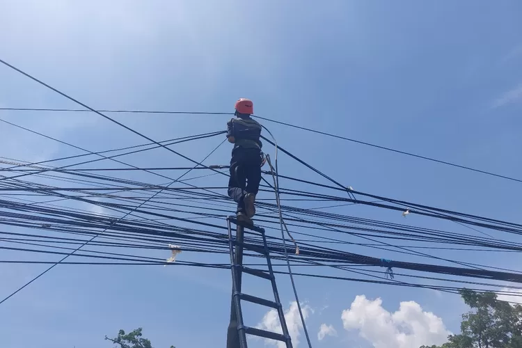 perapihan kabel fiber optik di Kota Bandung (dok PLN)