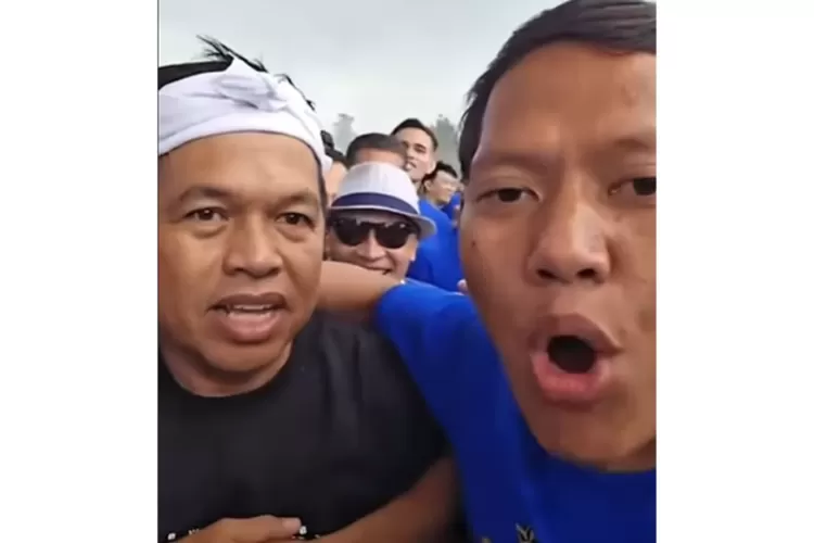 Gelandang Persib Adam Alis dan Gubernur Jawa Barat Dedi Mulyadi  (dok instagram Dedi Mulyadi )