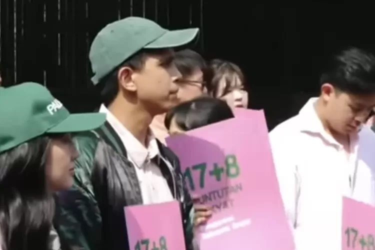 Tuntutan 17+8 di depan gedung DPR RI (Tangkap layar YouTube Kompas TV)