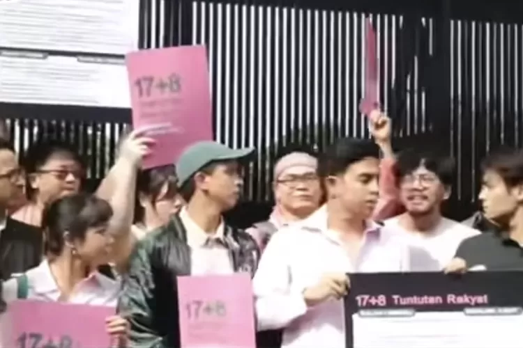 Demontrasi di depan DPR (Tangkap layar YouTube Kompas TV)