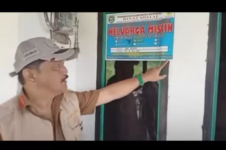 Salah satu contoh Penempelan Stiker &ldquo;Keluarga Miskin&rdquo; yang di lakukan dinas sosial dari berbagai tempat