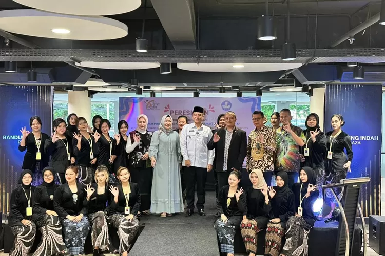 Para Peserta Program PKW 2025 di LKP Karya Jelita berfoto bersama Wakil Walikota Bandung dan Direktur Kursus &amp;Pelatihan Kemendikdasmen (Bandung TV/ Alit Suwirya)