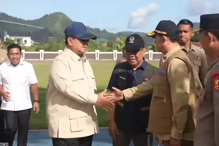Presiden Prabowo bersalam dengan Kepala BNPB (Tangakap layar YouTube Kompas.com)