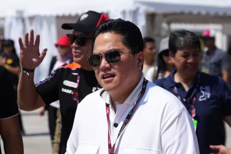 Menteri Badan Usaha Milik Negara (BUMN) Erick Thohir saat mengunjungi sirkuit MotoGP di Mandalika, Lombok, Nusa Tenggara Barat, Minggu (15/10/2023).  (ANTARA/HO-BUMN)