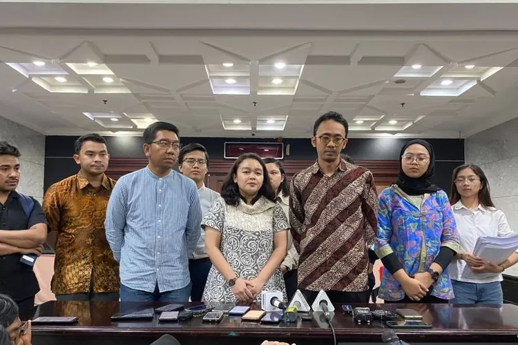 Program Manager PSHK Indonesia Violla Reininda (tengah) saat konferensi pers usai mengajukan laporan 16 guru besar dan pengajar hukum yang tergabung dalam Constitutional and Administrative Law Society (CALS) kepada Majelis Kehormatan Mahkamah Konstitusi (MKMK), di Gedung MK, Jakarta, Kamis (26/10/20 (ANTARA/Fath Putra Mulya )