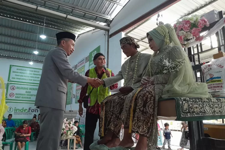 Unik Dan Pertama Di Dunia, 7 Pasang Nikah Di Kawasan Industri Sentolo ...