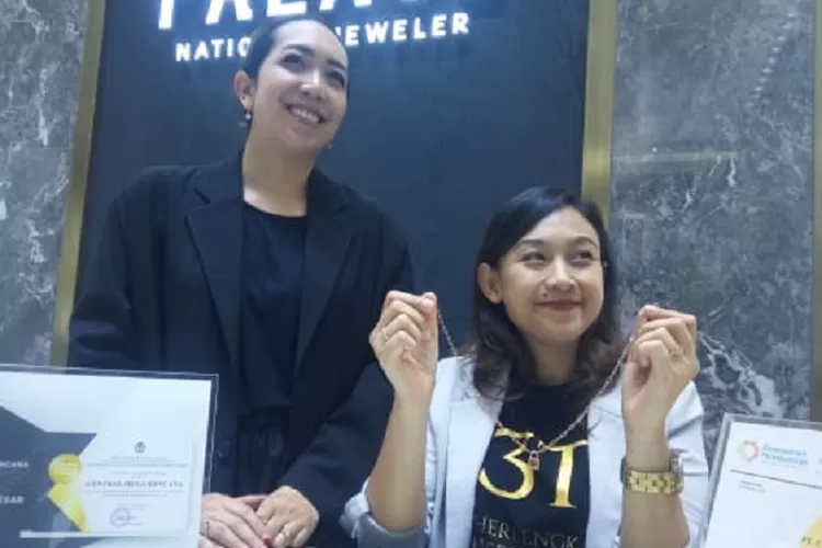 Winny Melita (duduk) dan Chikita Rosemarie saat memberikan keterangan kepada awak media di The Palace Jeweler Pakuwon.  (Teguh Priyono)
