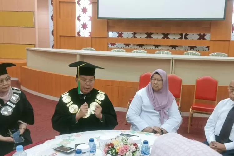 Rektor Universitas Yarsi Prof Fasli Jalal, (kedua dari kiri) bersama dengan sejumlah jajaran di Universitas Yarsi di Jakarta, Sabtu (28/10/2023).  (ANTARA/HO- Universitas Yarsi)