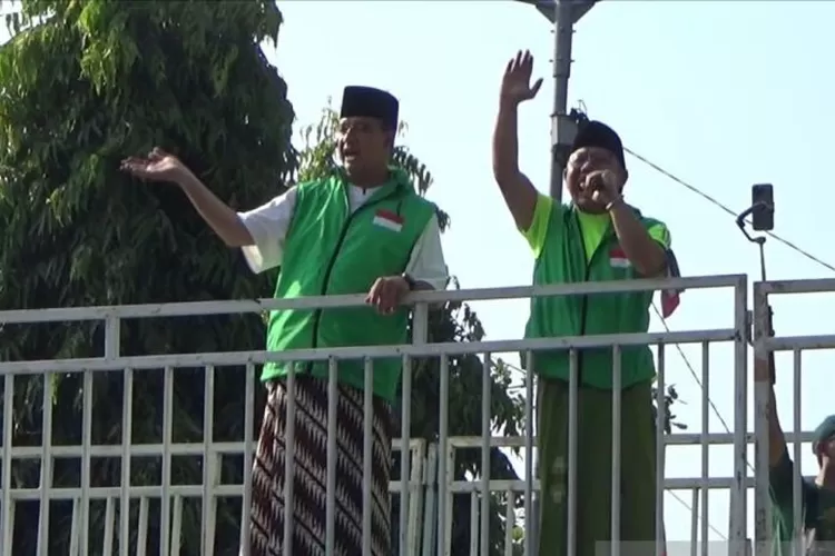 Anies Baswedan dan Muhaimin Iskandar memberikan sambutan saat kegiatan jalan sehat sarungan di Kabupaten Jember, Jawa Timur, Minggu (29/10/2023).  (ANTARA/Zumrotun Solichah)