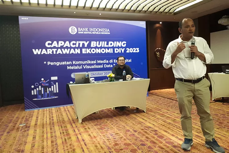 Syachman Perdymer saat memberikan materi pada Capacity Building wartawan ekonomi DIY bertajuk Penguatan Komunikasi Media di Era Digital Melalui Visualisasi Data yang digelar oleh Bank Indonesia Kantor Perwakilan DIY.  (Husein Effendi)