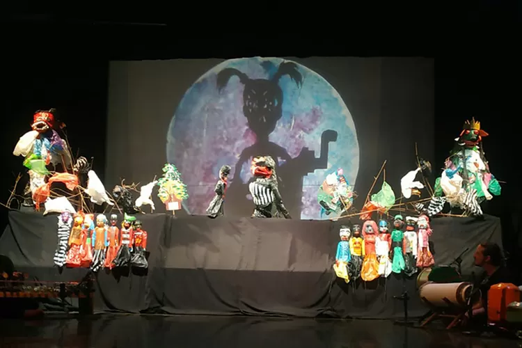 Salah satu adegan dalam pertunjukan wayang sampah Opera Si Plastik.  (Teguh Priyono )