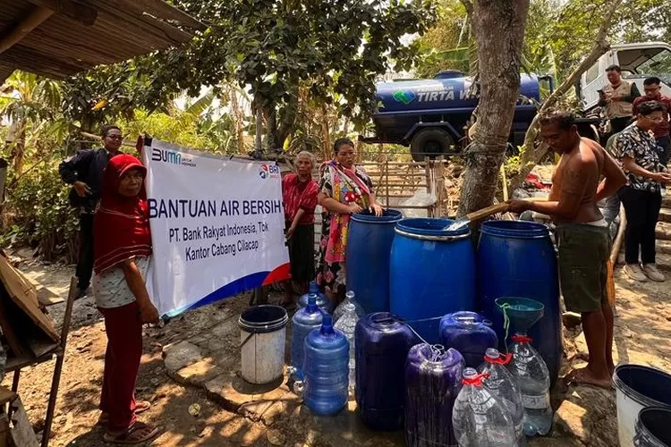BRI Kantor Cabang Cilacap salurkan air bresih ke warga yang membutuhkan (Foto : Istimewa)
