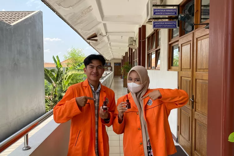 Mahasiswa UAD Yogyakarta perkenalkan serum dari mentimun.  (Foto: Istimewa)