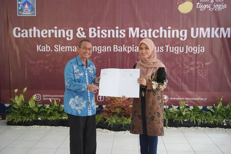 Rizka Wahyu Romadhona, Owner Bakpia Kukus Tugu Jogja (kanan) bersama Staf Ahli Bupati Bidang Kesejahteraan Rakyat Setda Sleman, Hery Sutopo usai melakukan penandatanganan kesepakatan untuk mendukung UMKM di Pendopo Rumah Dinas Bupati Kabupaten Sleman, Selasa (31/10/2023).  (Istimewa)