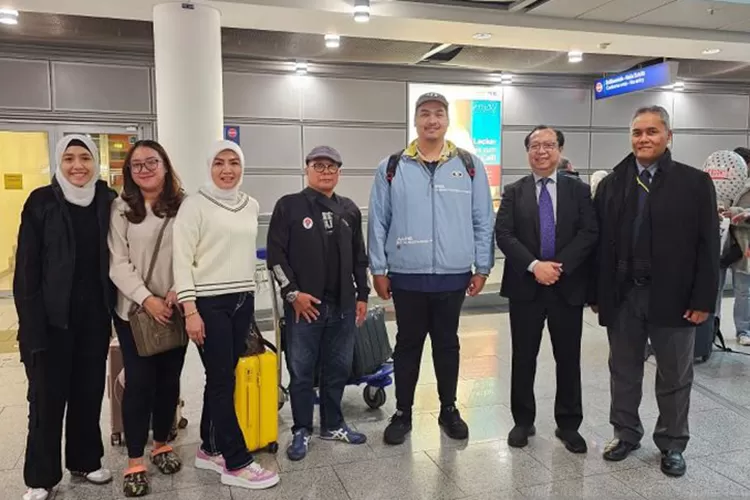 Menteri Pemuda dan Olahraga Dito Ariotedjo (ketiga dari kiri) dan anggota delegasi Indonesia berfoto di Dusseldorf, Jerman, untuk menghadiri Kongres Dunia TAFISA, Jumat (3/11/2023). ( ANTARA/Kemenpora)