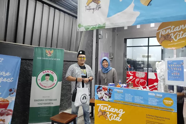 Sukarelawan Santri Dukung Ganjar (SDG) DIY memborong aneka minuman cokelat dari UMKM di Sleman.  (Istimewa)