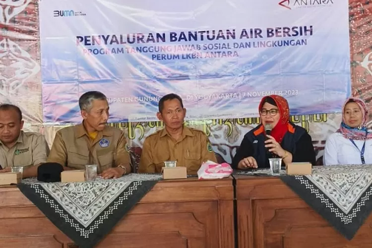Penyaluran air bersih oleh LKBN Antara ke Gunungkidul. (Antara)