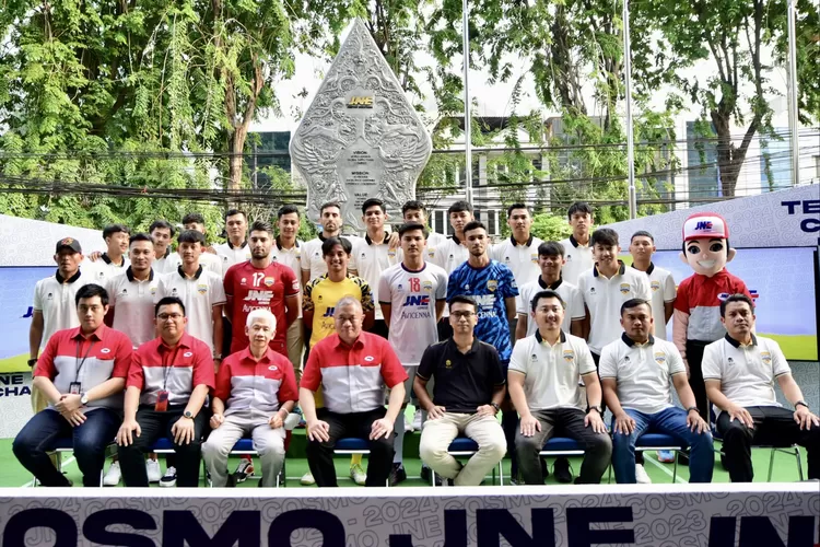 Foto bersama pemain Cosmo JNE FC 2023 (belakang) dengan official jersey baru Cosmo JNE FC 2023-2024, Manajemen JNE (kiri), Manajemen COSMO JNE (kanan), dan Manajemen Mills Sport.  (Istimewa)