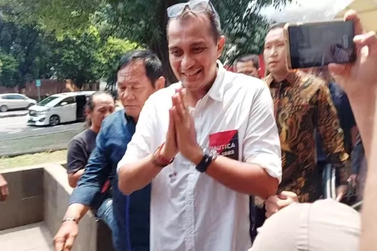  Arsip - Wamenkumham Edward Omar Sharif Hiariej (kemeja putih) menyambangi KPK untuk memberikan klarifikasi atas laporan IPW di Jakarta, Senin (20/3/2023). ( ANTARA/Fianda Sjofjan Rassat)