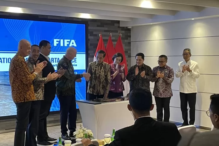  Presiden Joko Widodo meresmikan pembukaan Kantor FIFA di Jakarta pada Jumat (10/11/2023). ( ANTARA/Yashinta Difa)