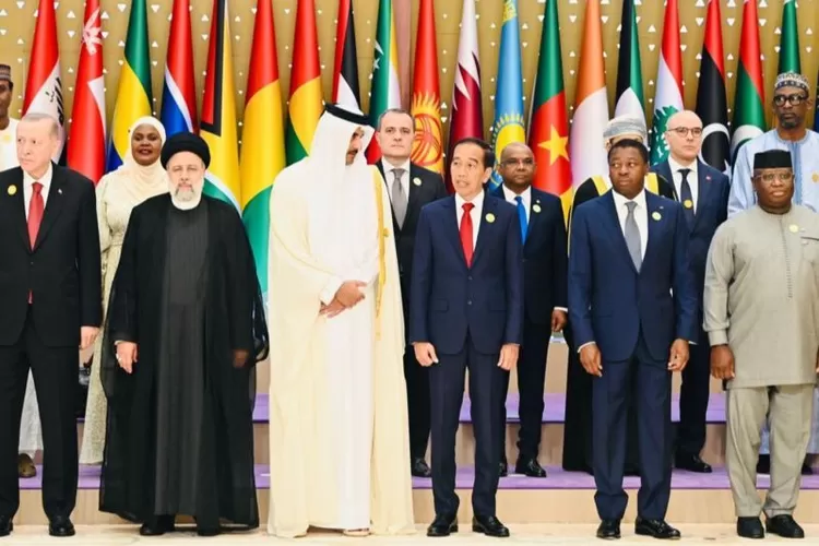 Presiden Joko Widodo berfoto bersama para pemimpin negara Islam yang menghadiri KTT Luar Biasa OKI yang diselenggarakan di King Abdulaziz International Convention Center (KAICC), Riyadh, Arab Saudi, pada Sabtu (11/11/2023).  (ANTARA/HO-Biro Pers Sekretariat Presiden)