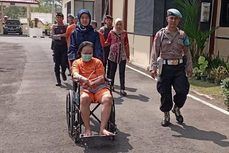 Sekeluarga tersangka kasus penipuan pemesanan nasi bungkus dihadirkan dalam gelar perkara di Mapolres Kulon Progo. ( Amin Kuntari)