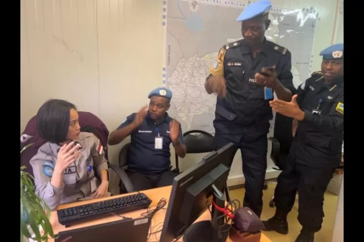 Briptu Renita Rismayanti, anggota Polwan Polri peraih anugeran UN Police Women of the year 2023 tengah menjalankan tugasnya di misi perdamaian MINUSCA, Afrika Tengah, Rabu (15/11/2023). ( ANTARA/HO-DivHuminter Polri )
