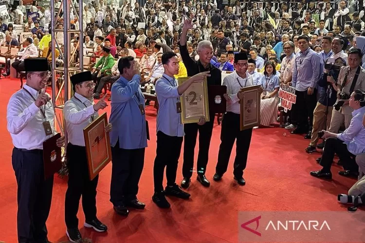 Tiga pasangan calon presiden dan wakil presiden peserta Pemilu 2024 menunjukkan nomor urut mereka kepada awak media di Kantor KPU RI, Jakarta, Selasa (14/11/2023).  (ANTARA/Fath Putra Mulya)