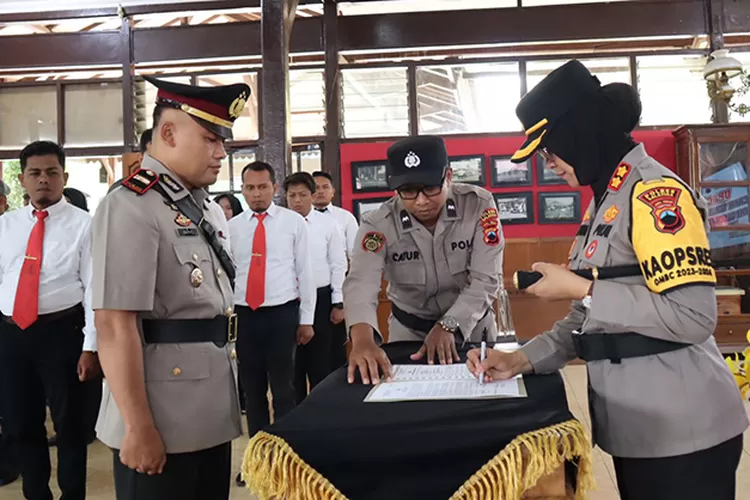 Sertijab Kapolsek Argomulyo Salatiga.  (Dok Humas Polres Salatiga )