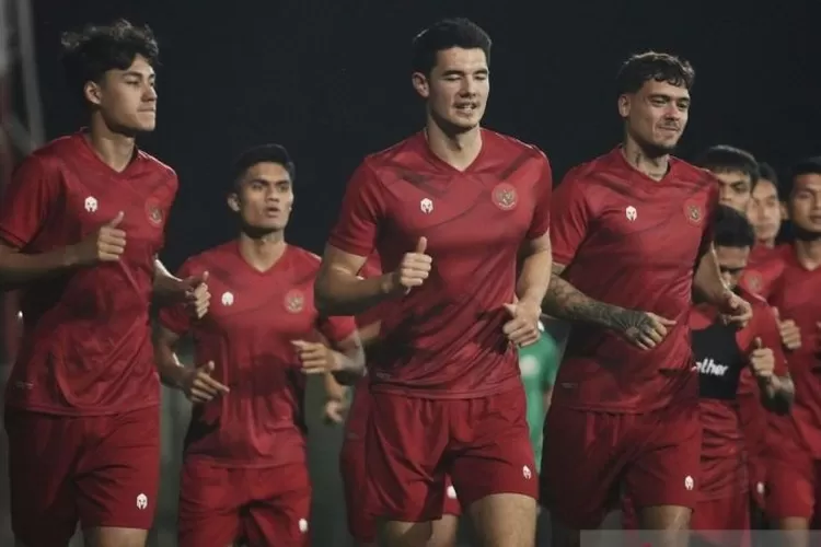 Sejumlah penggawa timnas Indonesia ketika mengikuti latihan pada Selasa (14/11/2023) sore waktu setempat di Irak untuk laga perdana kualifikasi Piala Dunia 2026 zona Asia putaran kedua.  (ANTARA/Ho/PSSI)